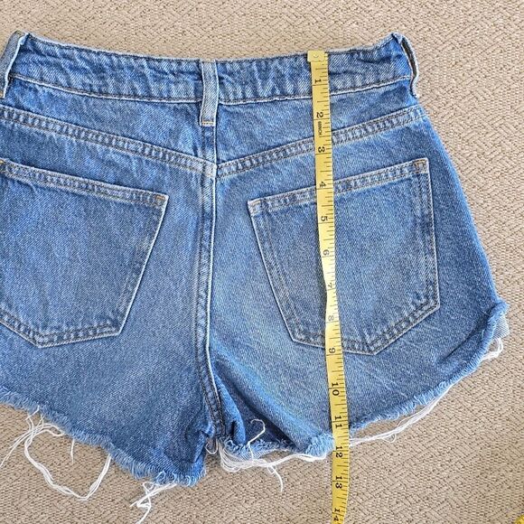 Pacsun Mom High Rise Frayed Hem Jean Shorts - Size 24 - Picture 9 of 15
